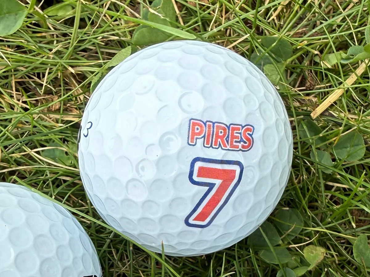 Pelipaitatyylinen golfpallo pelinumerolla